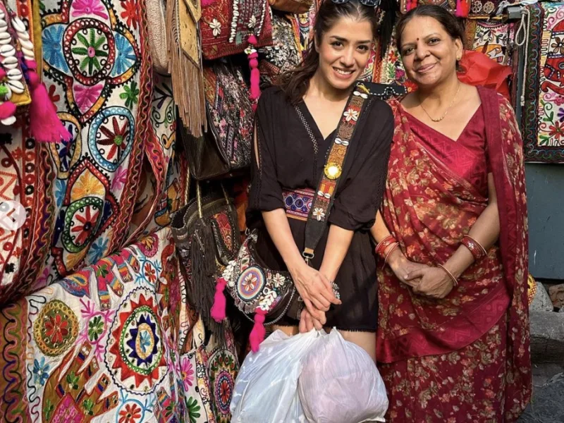 आधे से भी कम दाम में शॉपिंग हुआ चालू. दिल्ली के बाज़ार में ख़ाली करना चालू हुआ कपड़ों का स्टॉक. थोड़े पैसा में भर जाएगा डिक्की